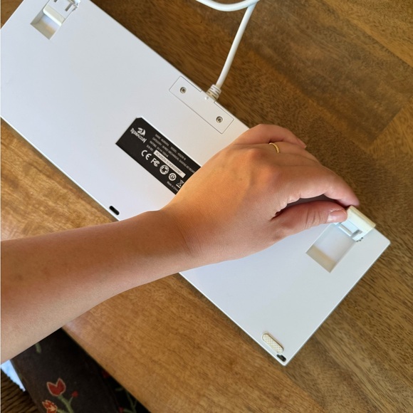 Redragon White Mechanical Keyboard - Picture 6 of 6